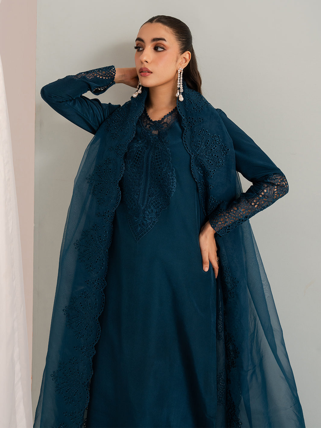 Izel | The Silk Chapter | Pebble